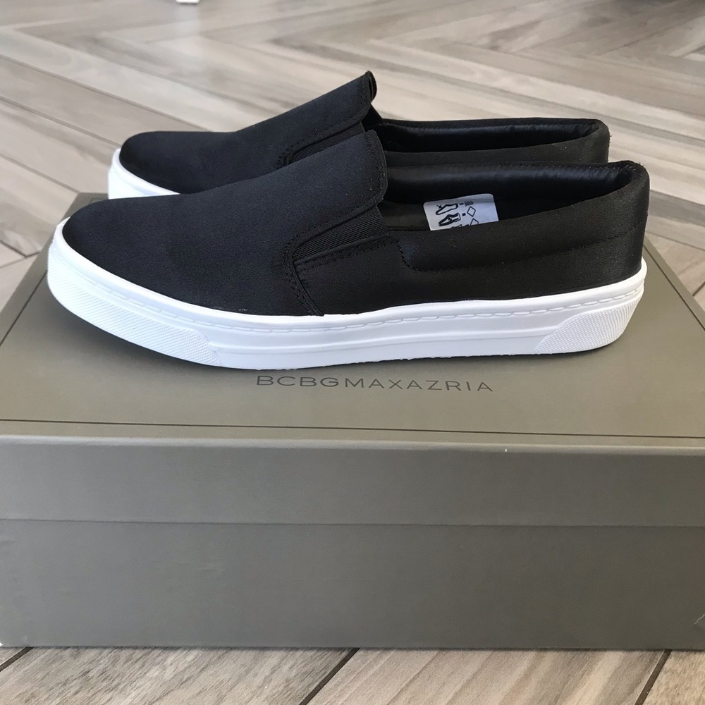 New BCBG MAXAZRIA Black Satin Slip On Flats Size 6